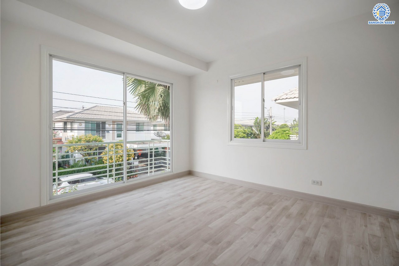 บ้านมือสองตกแต่งใหม่ โครงการ โฮมเพลส วงแหวน-รัตนาธิเบศร์ เนื้อที่ 51.10 ตร.ว. ฟังก์ชัน 3 ห้องนอน 2 ห้องน้ำ ที่จอดรถ 2 คัน ตั้งอยู่บนทำเลแห่งการเดินทาง เชื่อมต่อถนนรัตนาธิเบศร์ ใกล้ห้างเซ็นทรัล เวสต์เกต ใกล้รถไฟฟ้า "สถานีตลาดบางใหญ่"